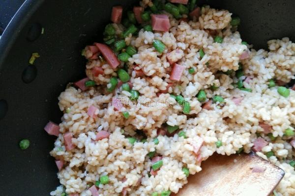 豇豆火腿蛋炒饭的做法图解7