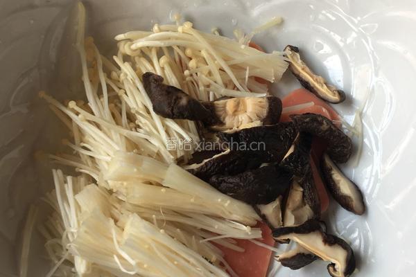 菌菇汆肉汤的做法图解1