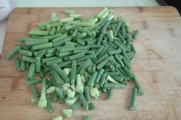 蒜苔炒肉丝的做法图解1