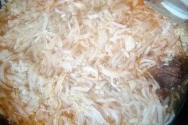 酸菜炖鸡架的做法图解6