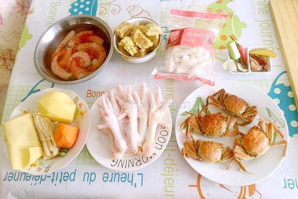 鸡爪肉蟹煲的做法图解1