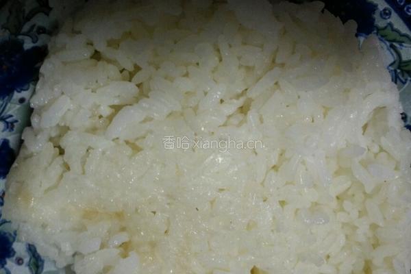 蒜苗鸡蛋炒米的做法图解2