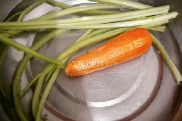 芹菜胡萝卜拌花生米的做法图解1