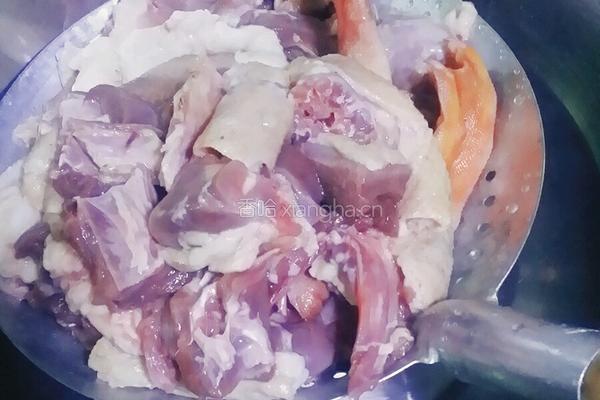 酸菜土豆炖鹅块的做法图解2