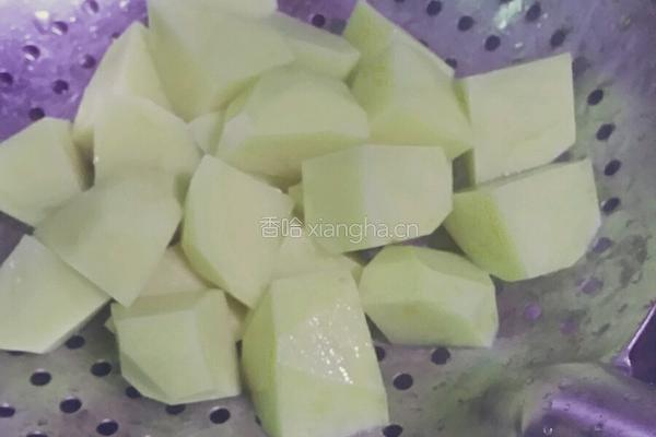 酸菜土豆炖鹅块的做法图解3