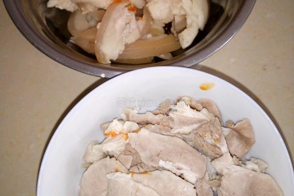 蒜苗炒肉的做法图解1