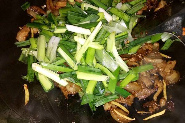 蒜苗炒肉的做法图解7