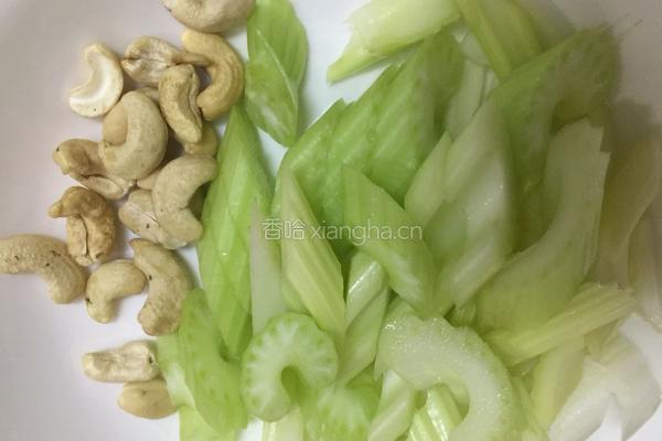 西芹腰果虾仁的做法图解4