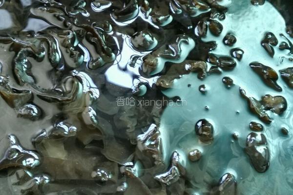 芹菜拌木耳的做法图解1