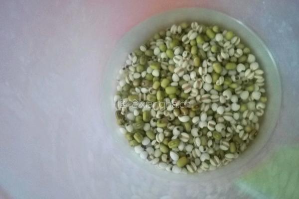 薏米绿豆红枣粥的做法图解2