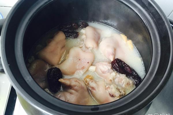 滑滑嫩嫩猪蹄奶白汤的做法图解7