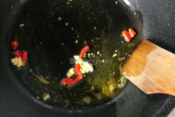 土豆木耳炖白菜的做法图解1
