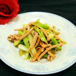 芹菜炒鱿鱼干的做法[图]