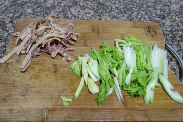 芹菜炒鱿鱼干的做法图解1