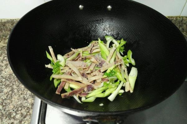 芹菜炒鱿鱼干的做法图解4