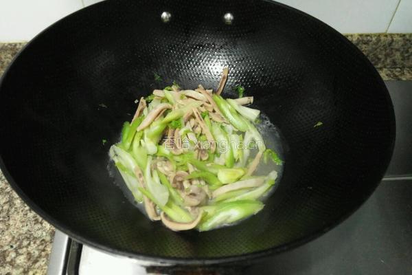 芹菜炒鱿鱼干的做法图解5