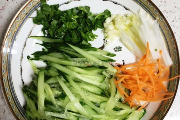 黄瓜粉丝拌菜的做法图解1