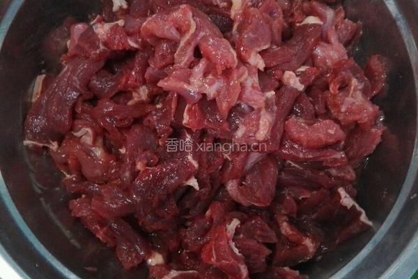 孜然牛肉墨鱼花的做法图解2