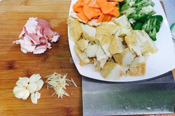 尖椒炒油豆腐的做法图解1