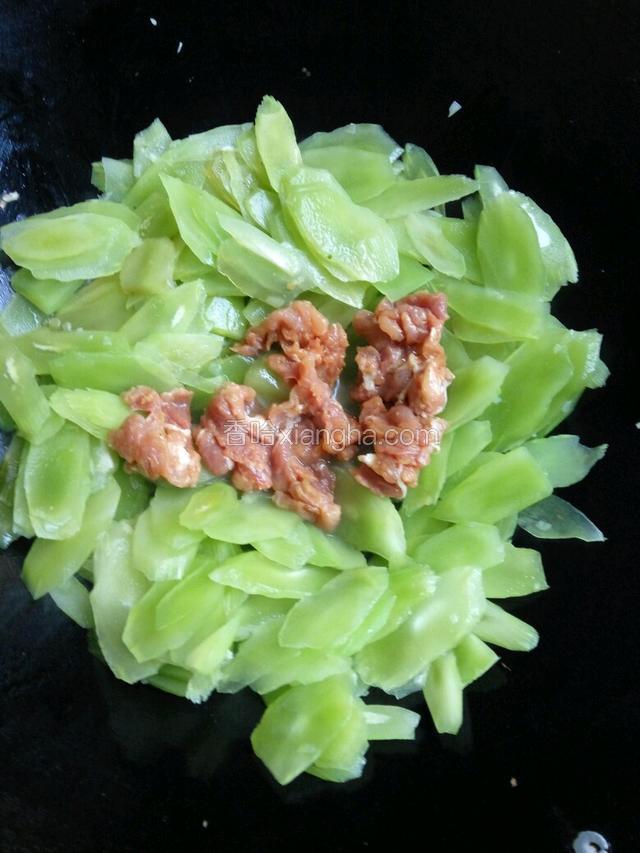 直接倒入瘦肉，不需要翻遍，直接加入适量水