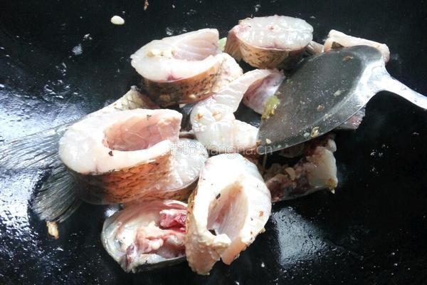 大头菜焖鲩鱼的做法图解3