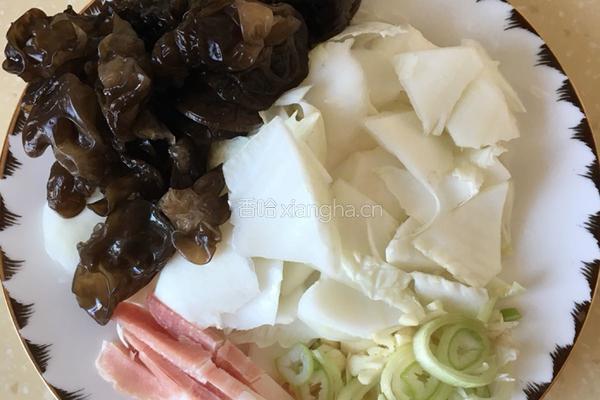 醋溜白菜片的做法图解1