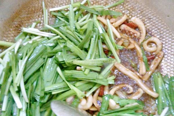 韭菜炒鱿鱼的做法图解5