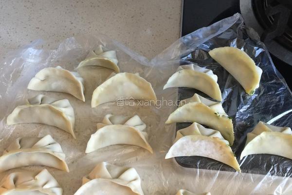 生煎韭菜荸荠饺子的做法图解1