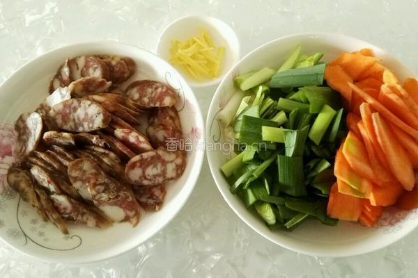 胡萝卜炒腊肠的做法图解1