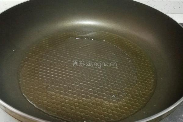胡萝卜炒腊肠的做法图解2