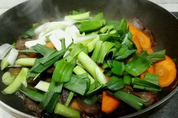 胡萝卜炒腊肠的做法图解7