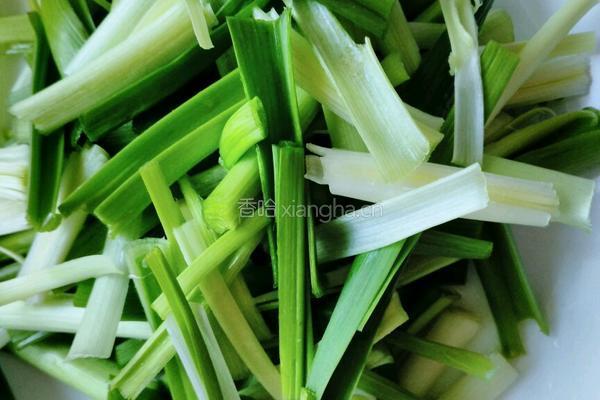 羊肉炒青蒜的做法图解1