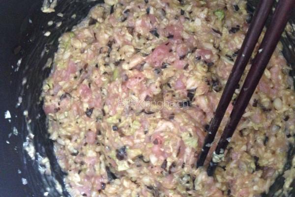 猪肉木耳白菜饺子的做法图解2