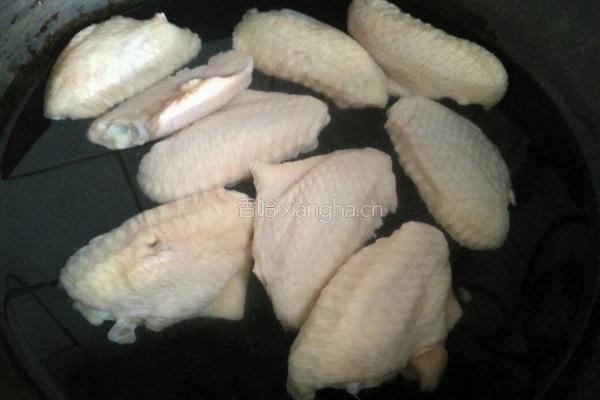 红腐乳焖土豆鸡翅中的做法图解3