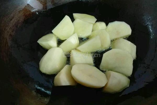 红腐乳焖土豆鸡翅中的做法图解11