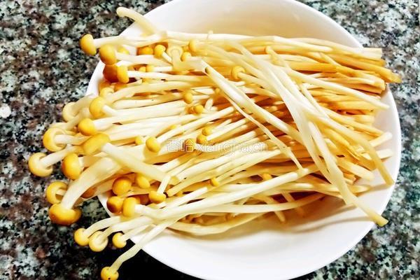 金针菇炒黄豆芽的做法图解1