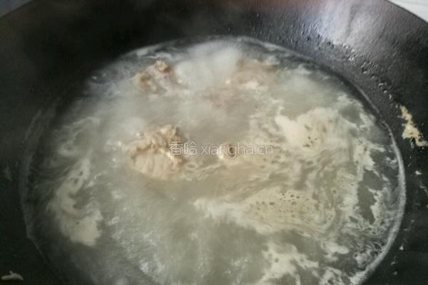 东北大乱炖之炖排骨的做法图解1