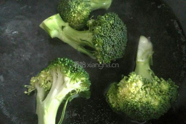 红烧肉炝西蓝花的做法图解3