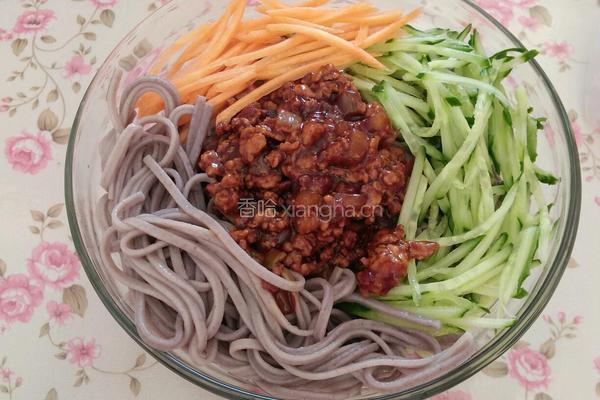 肉酱拌荞麦面条