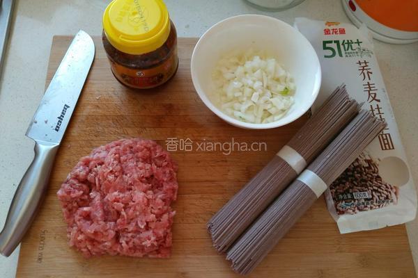 肉酱拌荞麦面条的做法图解1