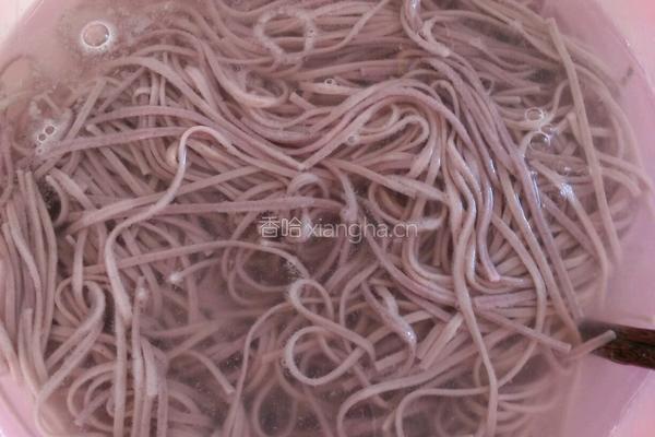 肉酱拌荞麦面条的做法图解3
