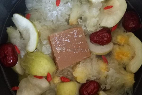 银耳雪梨糖水的做法图解2
