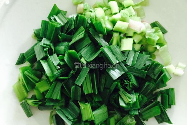 蒜叶子炒鸭蛋的做法图解2