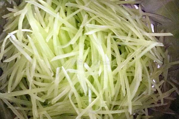 红椒莴笋丝的做法图解5