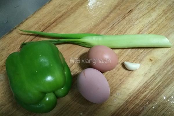 青椒炒鸡蛋的做法图解1