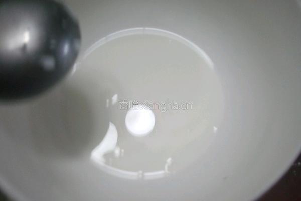 六寸中空蛋白蛋糕的做法图解2