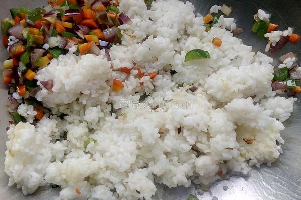 彩蔬炒饭的做法图解6