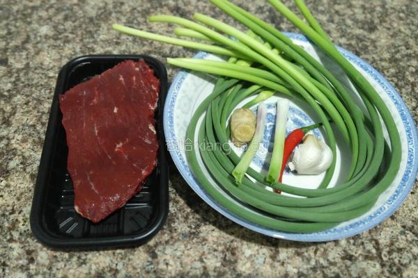 蒜苔炒牛肉的做法图解1