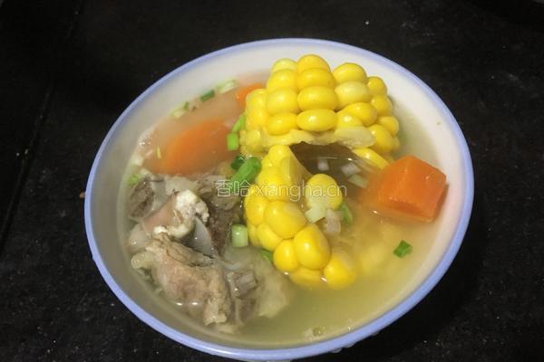 胡萝卜玉米排骨汤的做法图解4