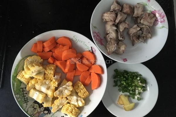 胡萝卜玉米排骨汤的做法图解2